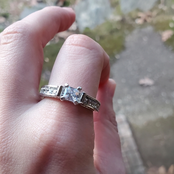 *RARE* Vintage Dainty Engagement Ring - Picture 15 of 15